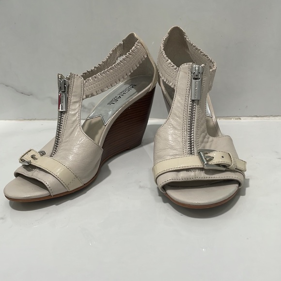 Micheal Kors Cream Leather Wedges - Picture 4 of 9